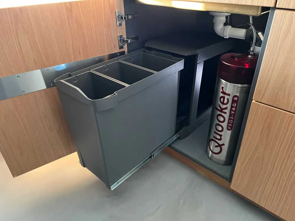 Affaldssystem til køkkenskab med 3x10 liter spande i mørkegrå og automatisk fuldudtræk • Amsterdam 3-30