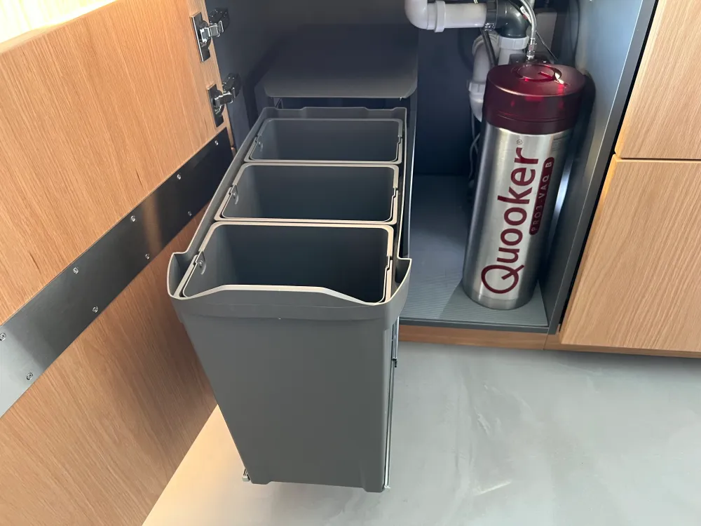 Affaldssystem til køkkenskab med 3x10 liter spande i mørkegrå og automatisk fuldudtræk • Amsterdam 3-30