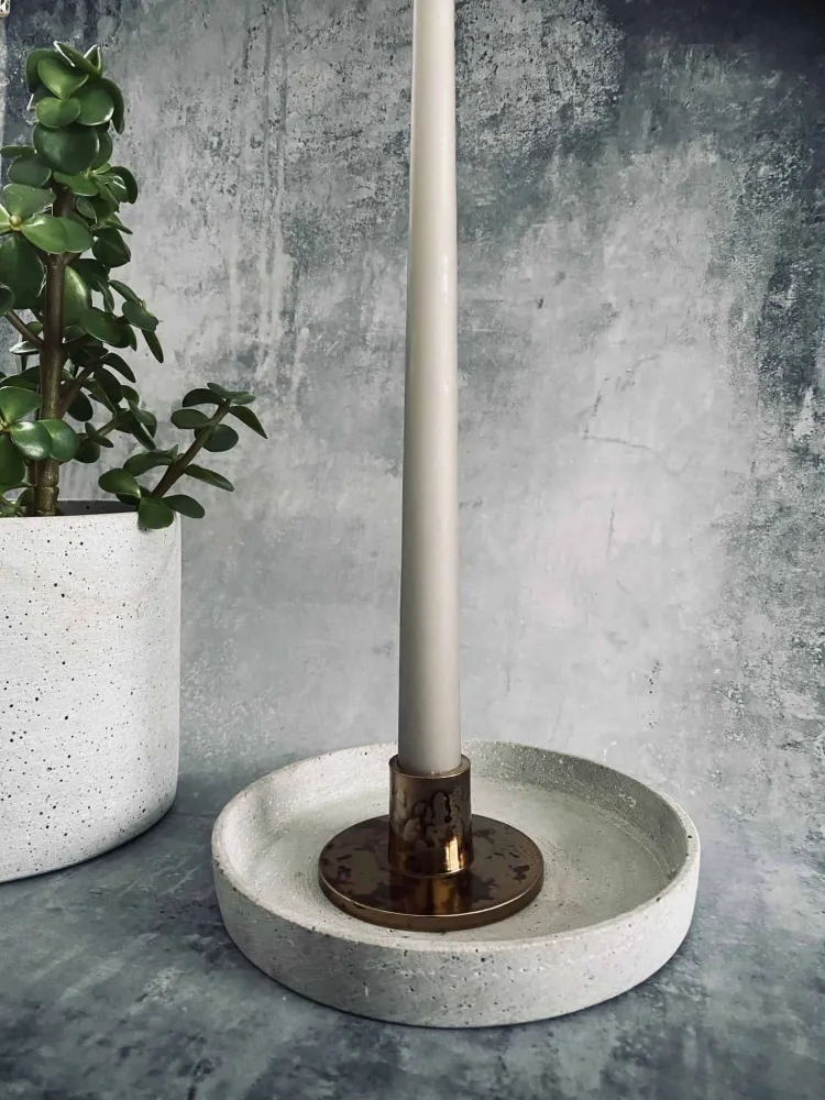 Bakke i lysegrå beton NORDIC – Lille