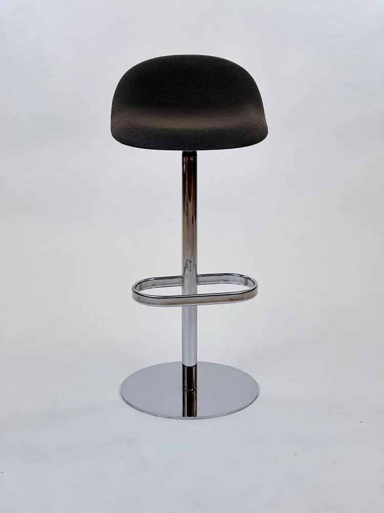 GUBI | 3D Bar Stool - Pivot Base - Polstret