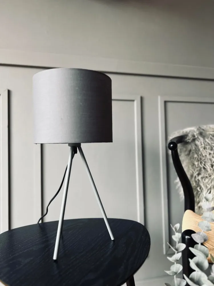 Bordlampe - Grå på ben