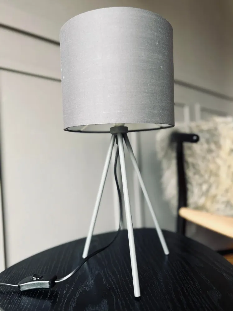 Bordlampe - Grå på ben