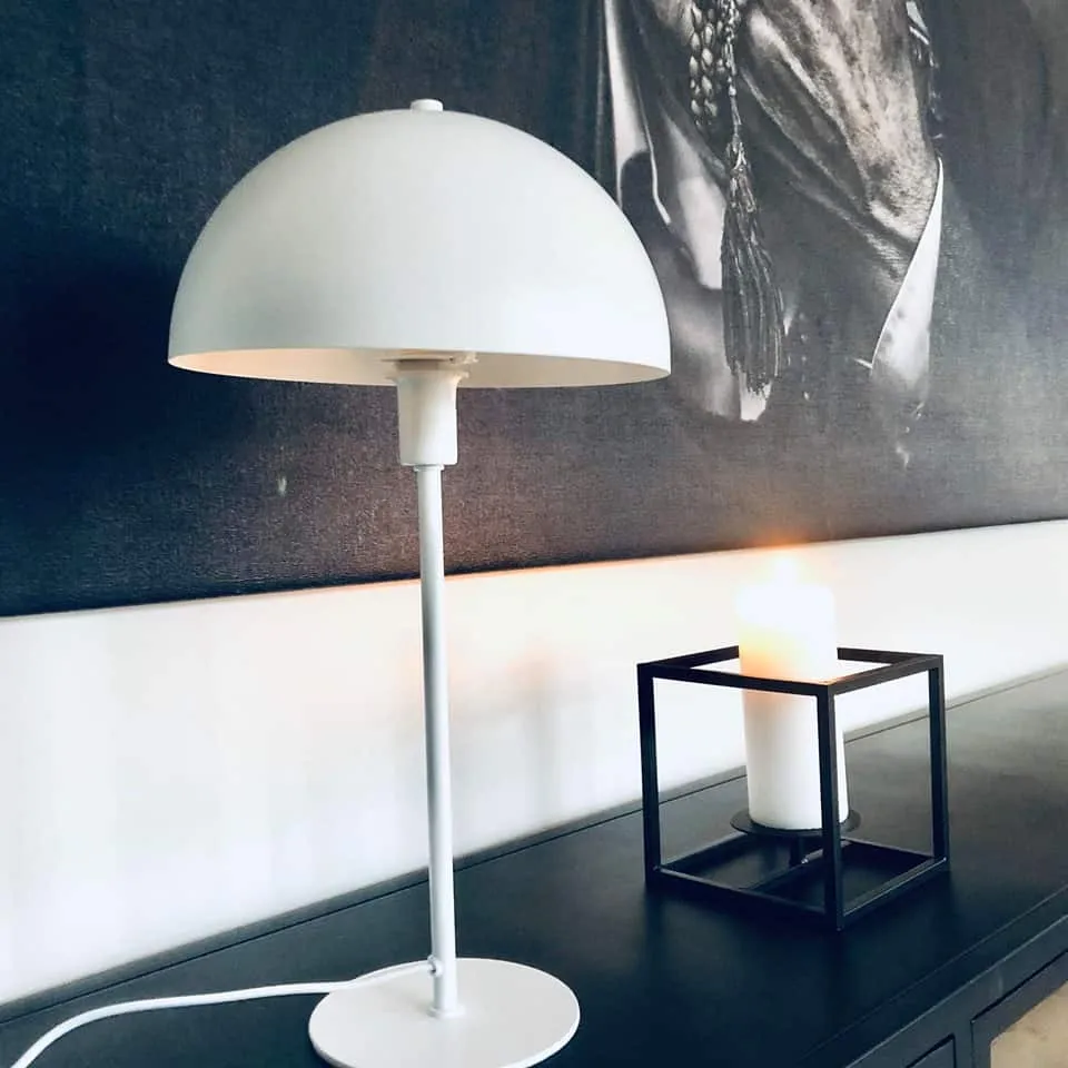 Bordlampe i mat hvid metal