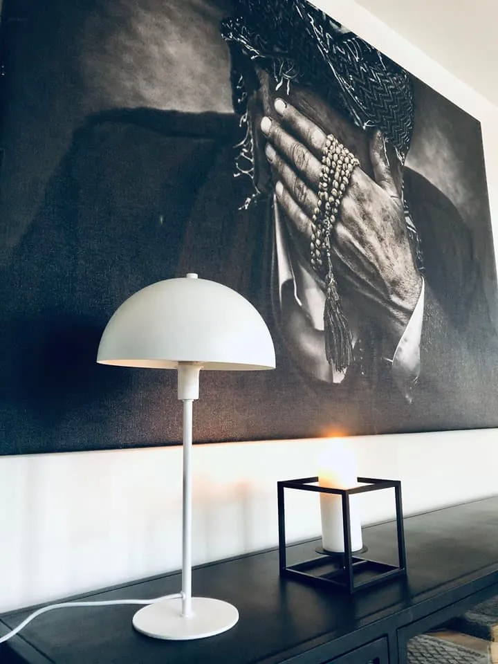Bordlampe i mat hvid metal