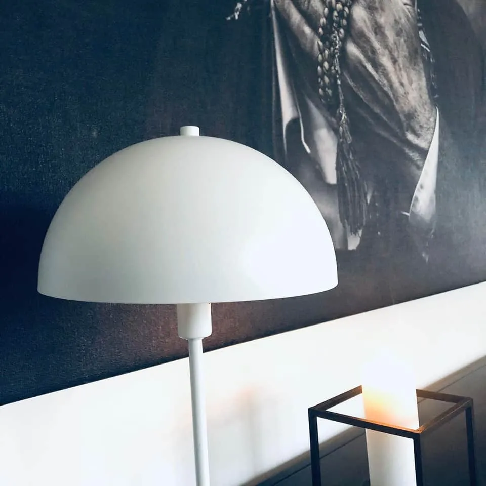 Bordlampe i mat hvid metal