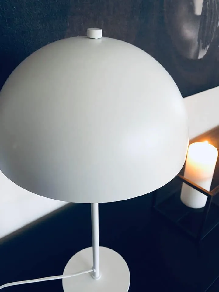 Bordlampe i mat hvid metal