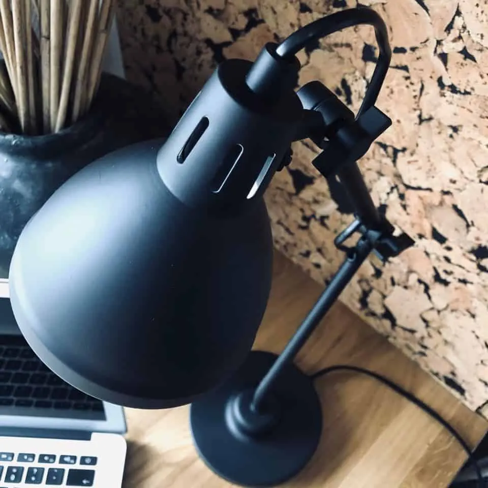 Bordlampe med "knæk" - Sort metal