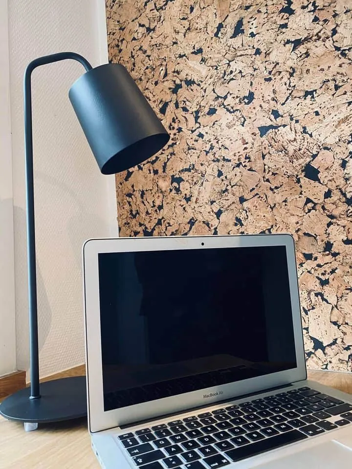 Stor bordlampe i sort metal - 56cm