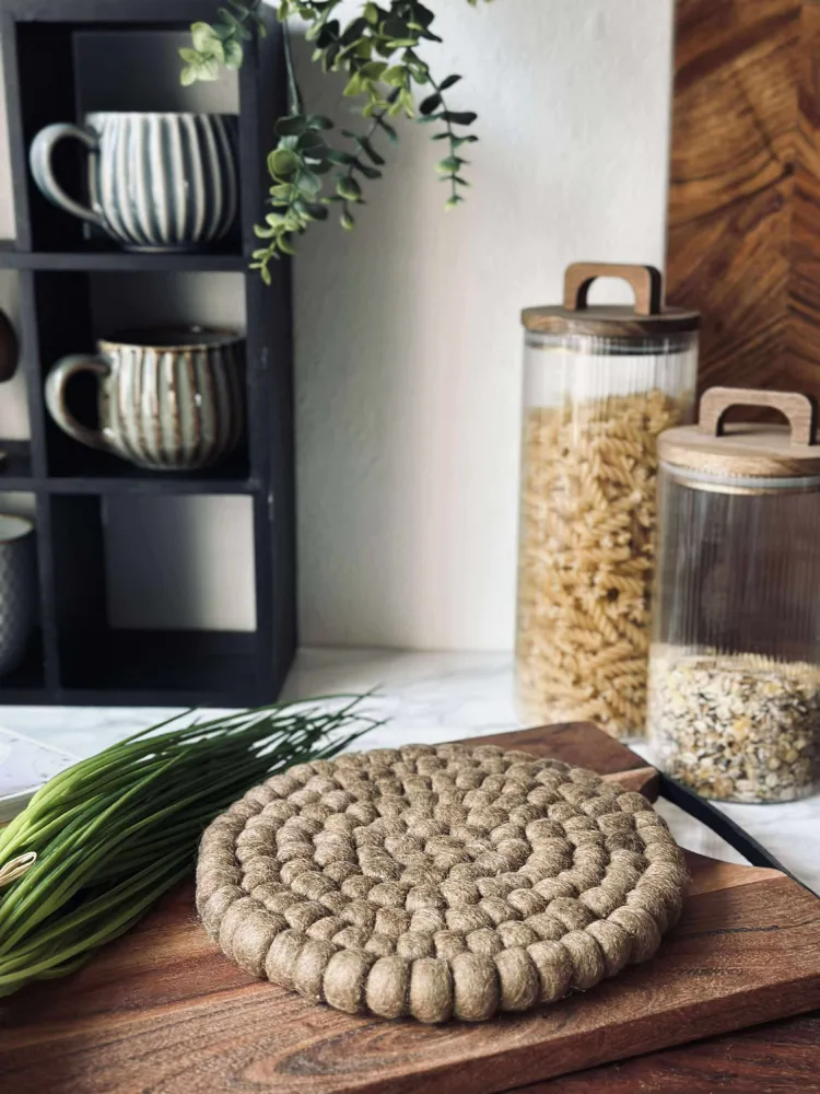 Bordskåner DOTS - Mørk sand uld