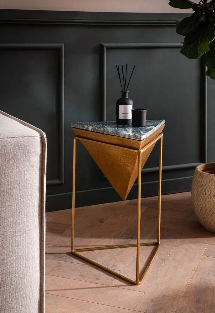 Sidebord, ægte marmor, stål, 37x37x53 cm, grøn og guld, lille trekantet sidebord, moderne stuebord, marmorbord med kendete...