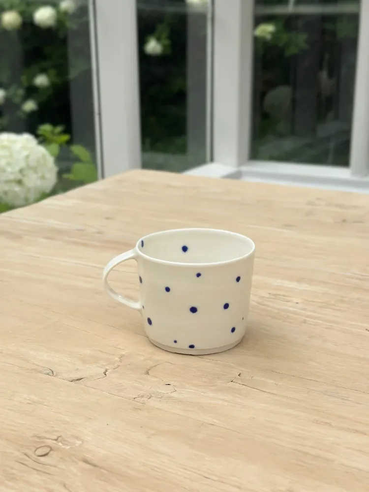 Ann-Louise Roman kaffekop - små blå prikker