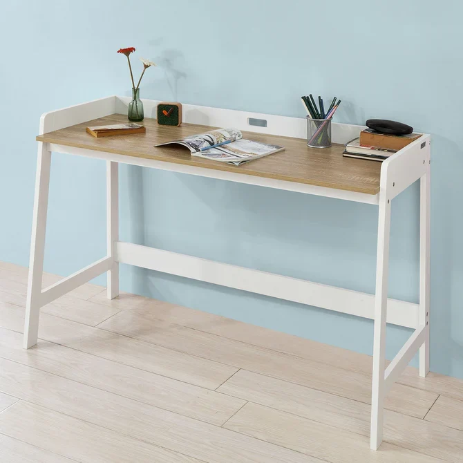 Skrivebord med stor naturfarvet bordplade, alabast