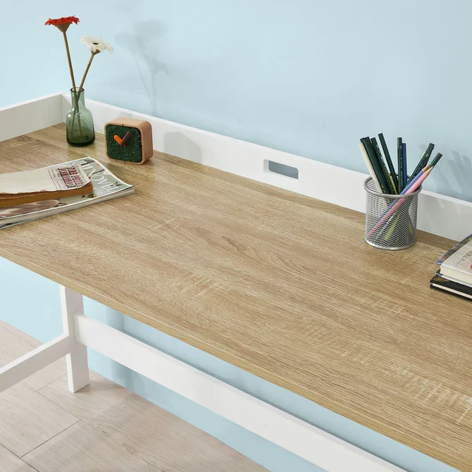 Skrivebord med stor naturfarvet bordplade, alabast