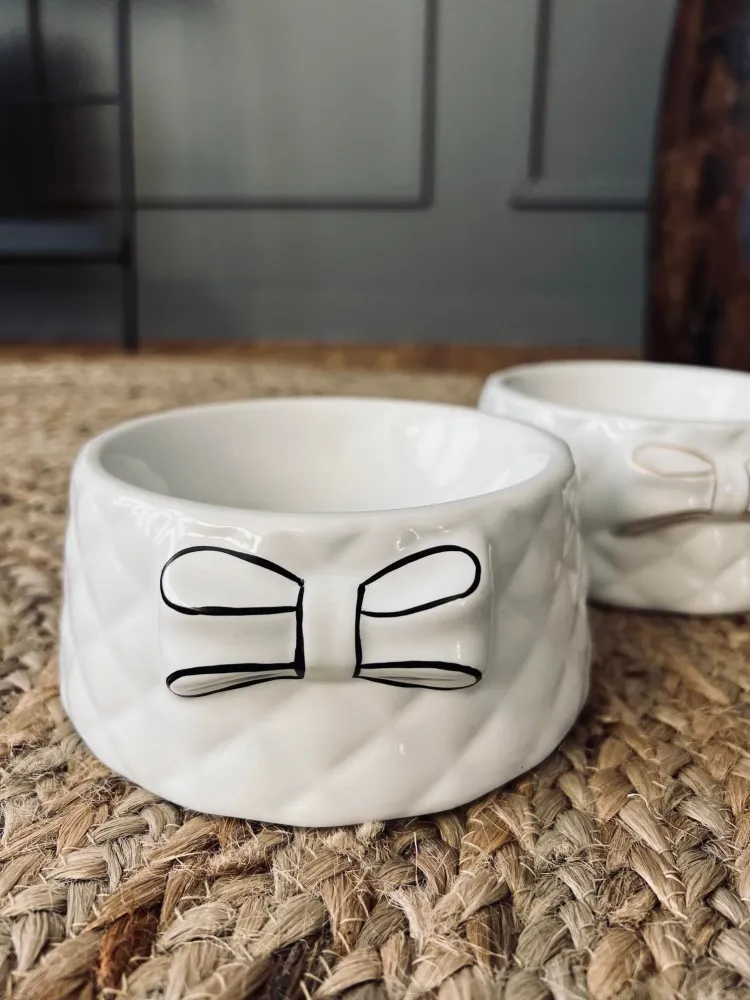 Foderskål med sløjfe - Pearl porcelæn med sort