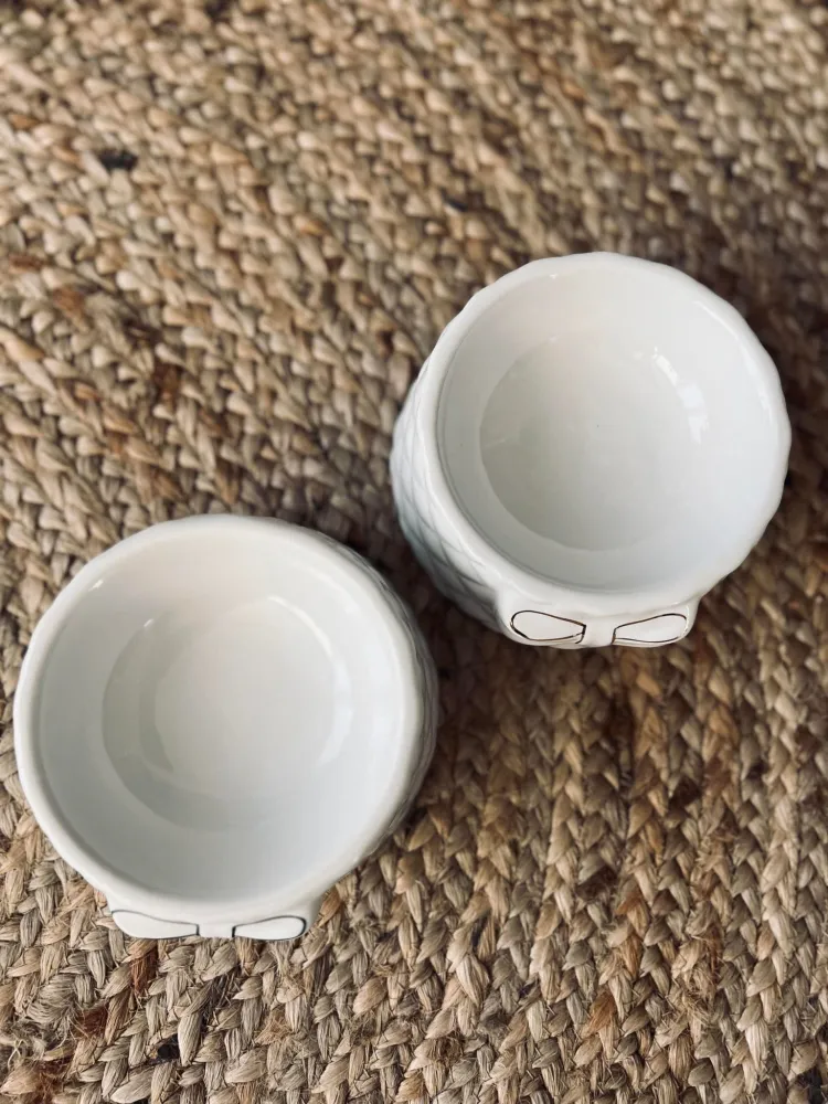 Foderskål med sløjfe - Pearl porcelæn med sort