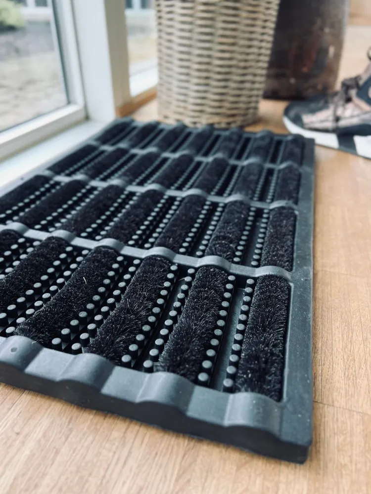 Dørmåtte - GUMMI MED BØRSTE I SORT - 40x60cm