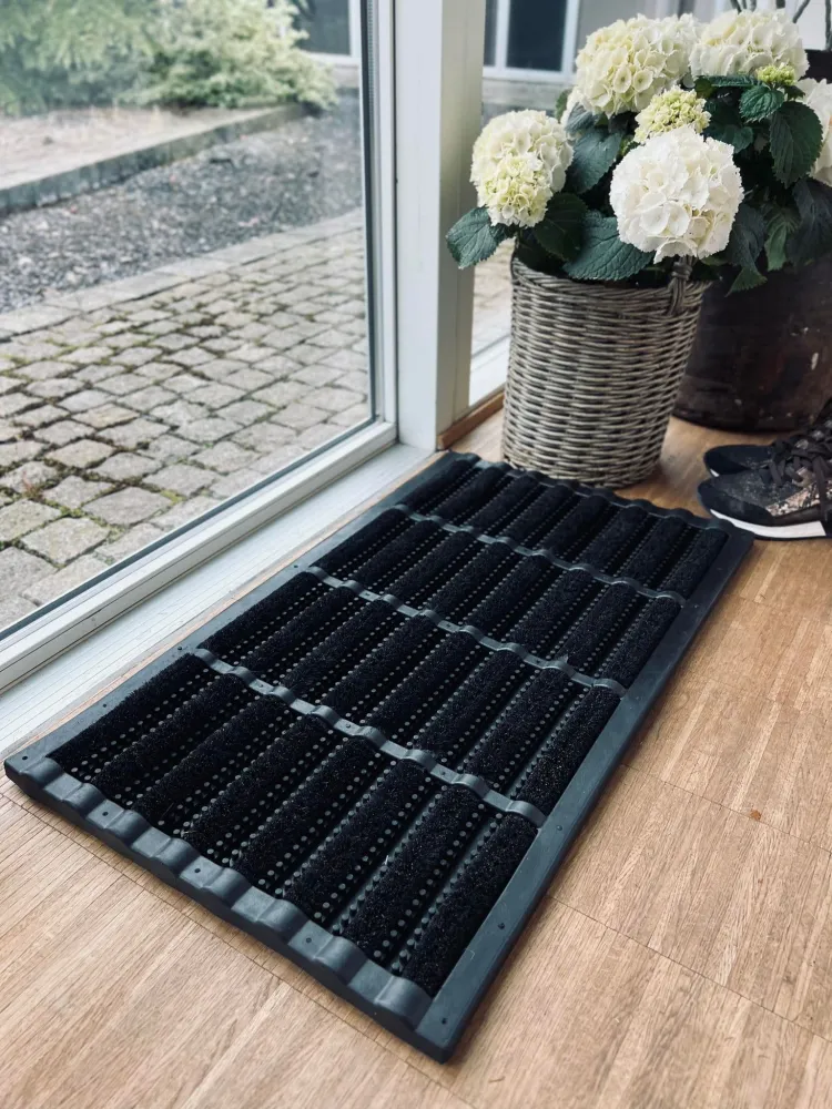 Dørmåtte - GUMMI MED BØRSTE I SORT - 45x75cm