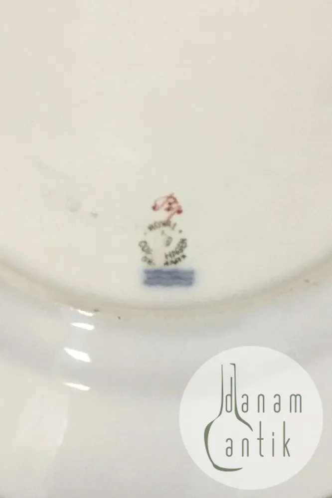 Royal Copenhagen Bellis og Følfod Stort ovalt fad No 9011