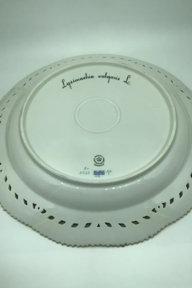 Royal Copenhagen Flora Danica Stor Rundt Fad No 20/3528.