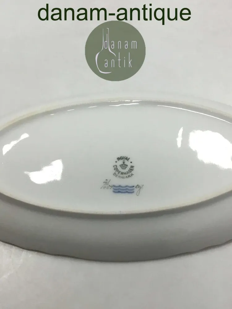Royal Copenhagen Sirius aflangt fad No 1689