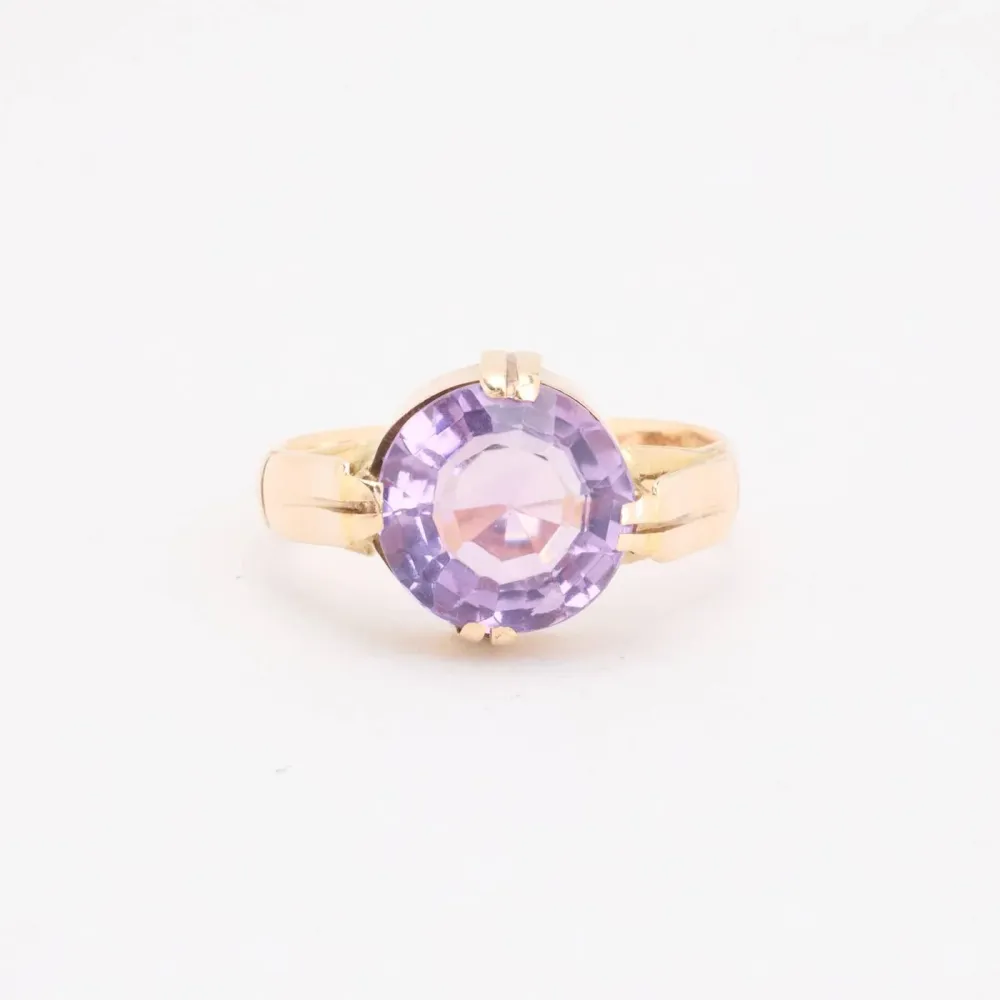 Cocktailring i 14K guld med en violet sten, Str. 50