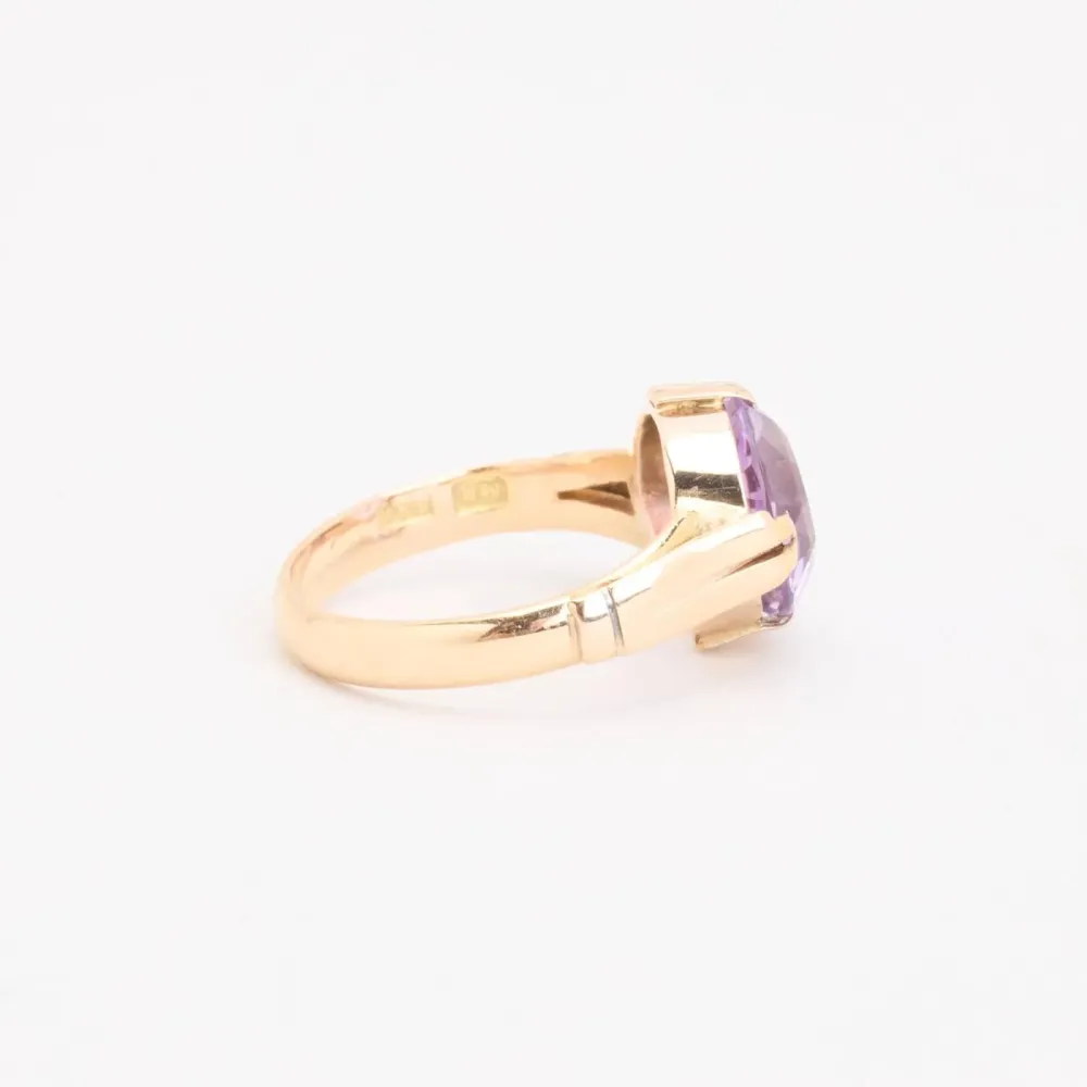 Cocktailring i 14K guld med en violet sten, Str. 50