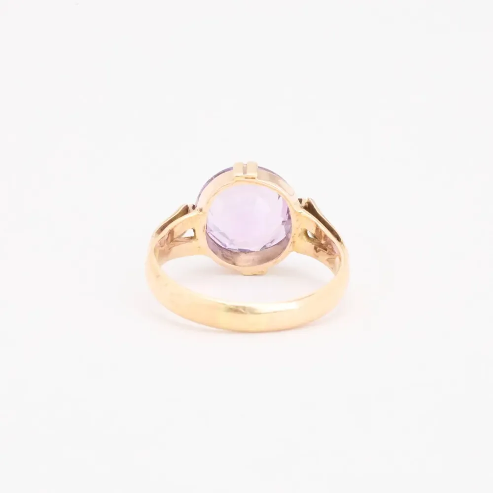 Cocktailring i 14K guld med en violet sten, Str. 50