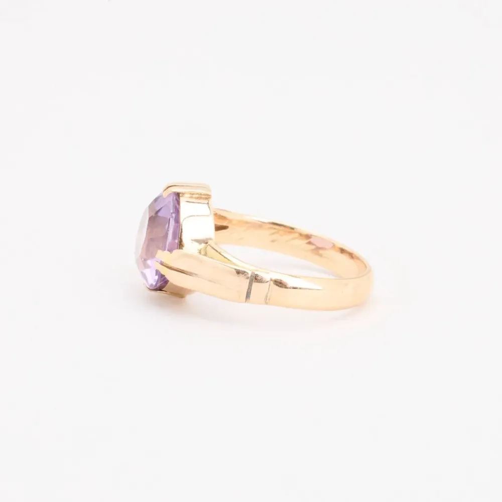 Cocktailring i 14K guld med en violet sten, Str. 50