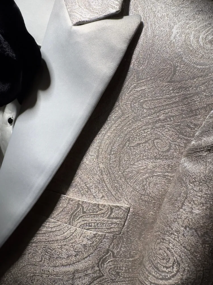 Gylden dinnerjacket med paisley mønster og spidsrevers med silke 50