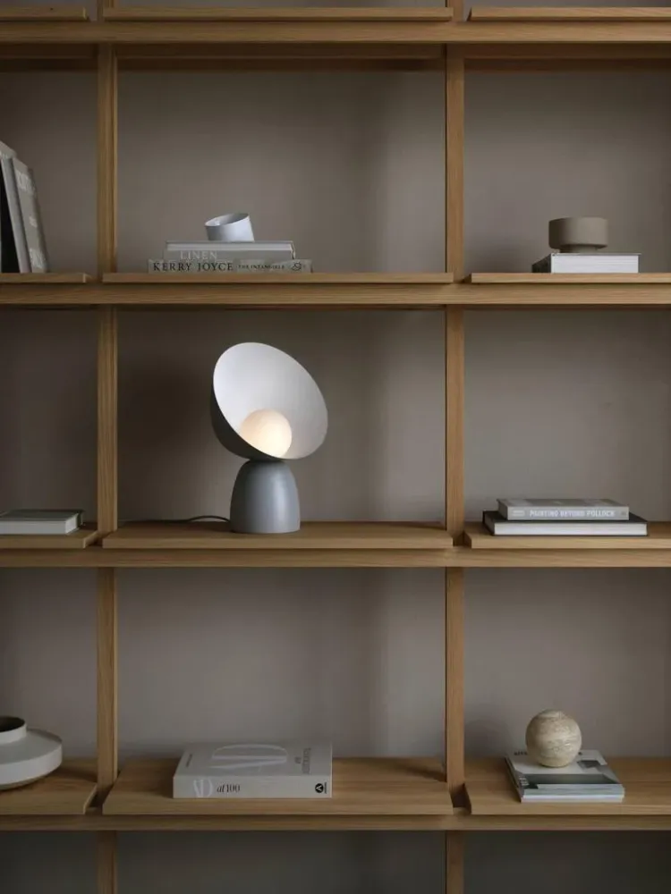 HELLO BORDLAMPE GRÅ 2220215010