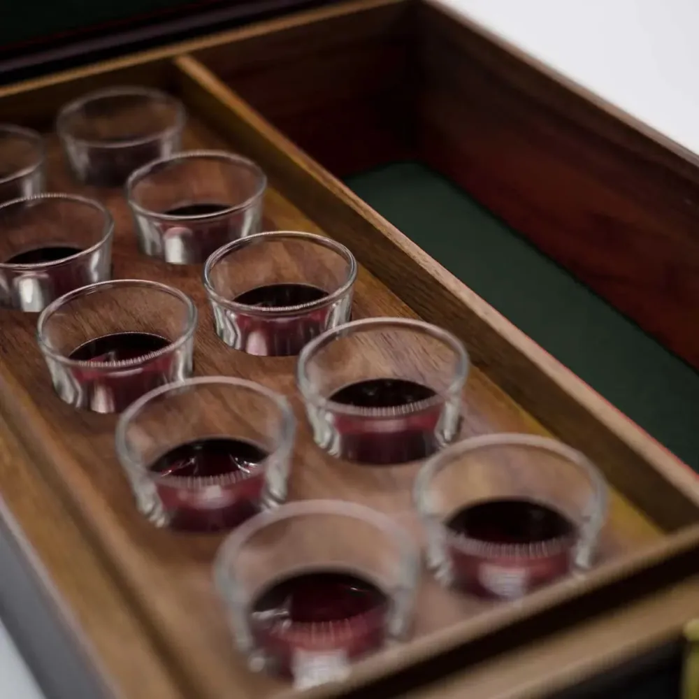 Læderkuffert med 10 shotglas, chokolade/jægergrøn