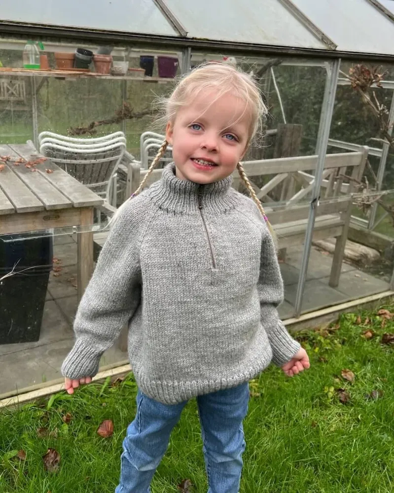 Zipper Sweater Letvægt - Junior, PetiteKnit, trykt strikkeopskrift