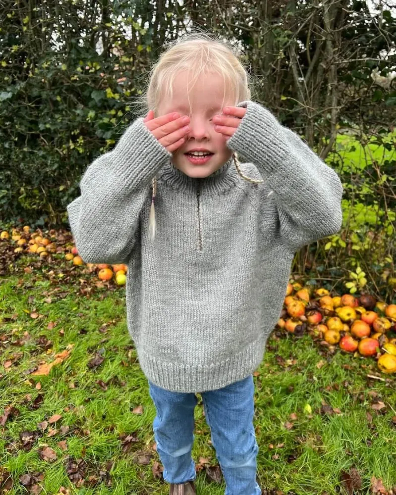 Zipper Sweater Letvægt - Junior, PetiteKnit, trykt strikkeopskrift