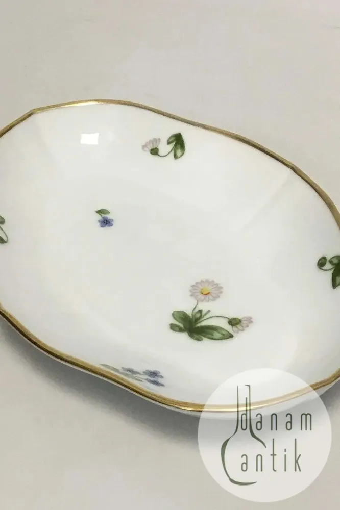 Royal Copenhagen Bellis og Følfod Ovalt kagefad