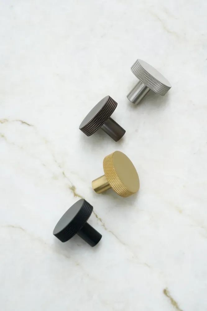 Møbelknop med diamond cut i bronze / bruneret messing - Østerbro • Chr. Jørgensen