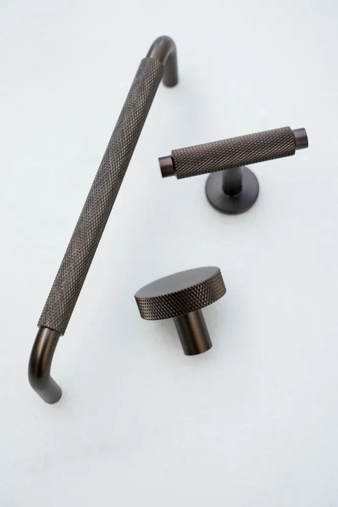 Møbelknop med diamond cut i bronze / bruneret messing - Østerbro • Chr. Jørgensen