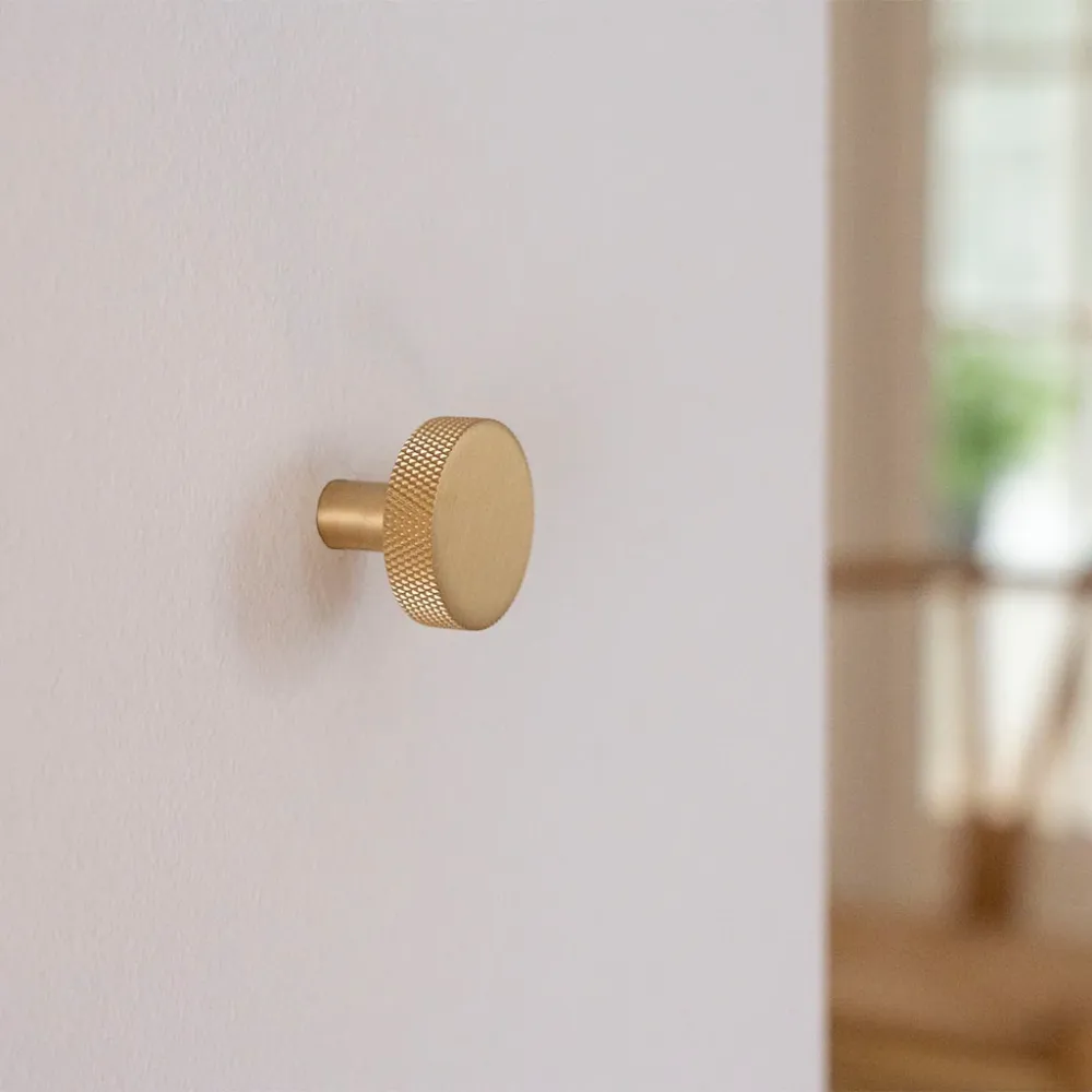 Møbelknop med diamond cut i børstet messing med lak - Østerbro • Chr. Jørgensen