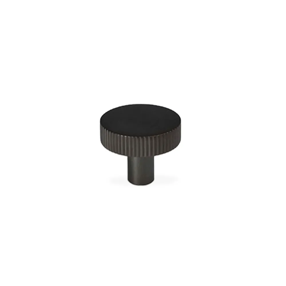 Møbelknop med linjeret design i bronze / bruneret messing - Langelinie • Chr. Jørgensen