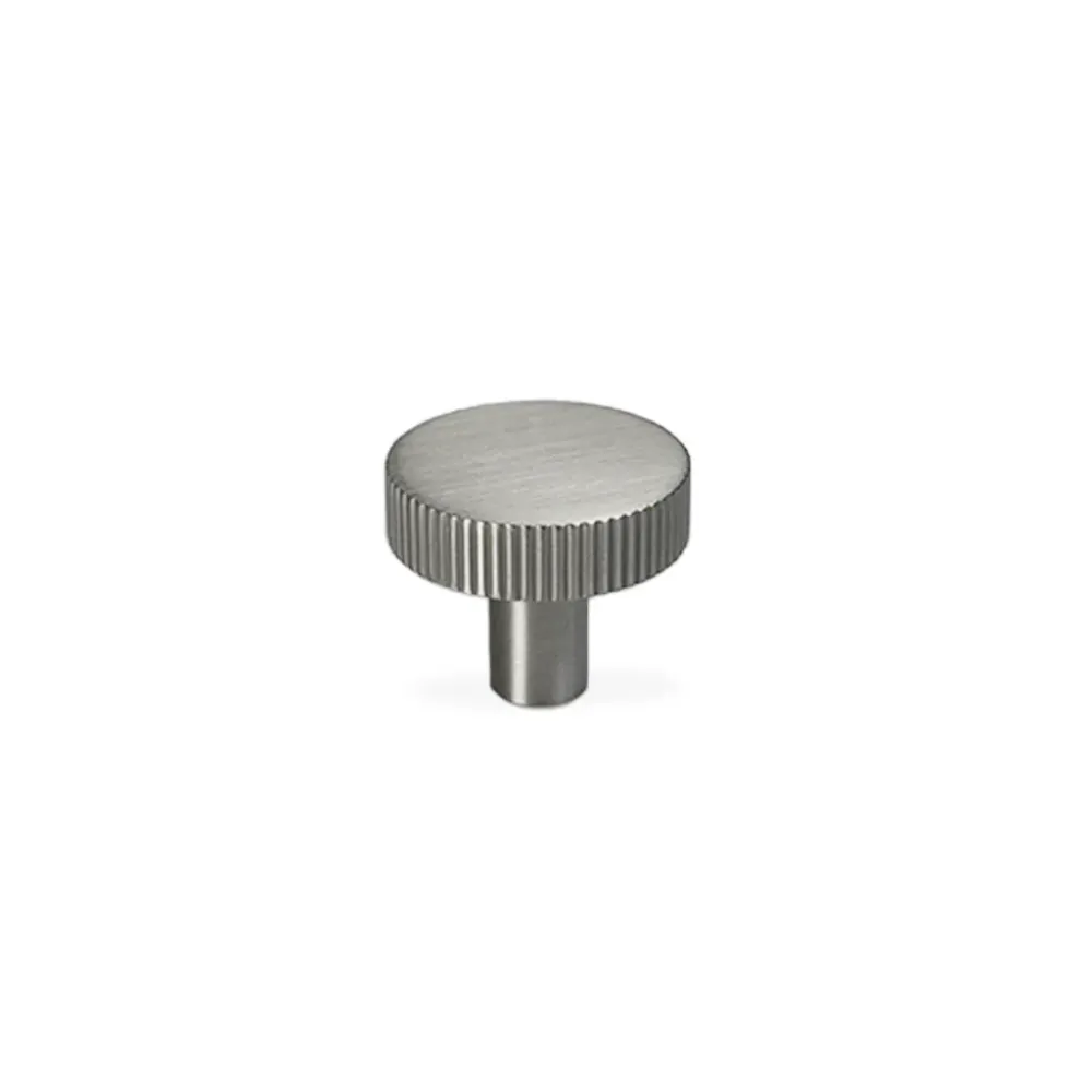 Møbelknop med linjeret design i rustfrit stål look - Langelinie • Chr. Jørgensen