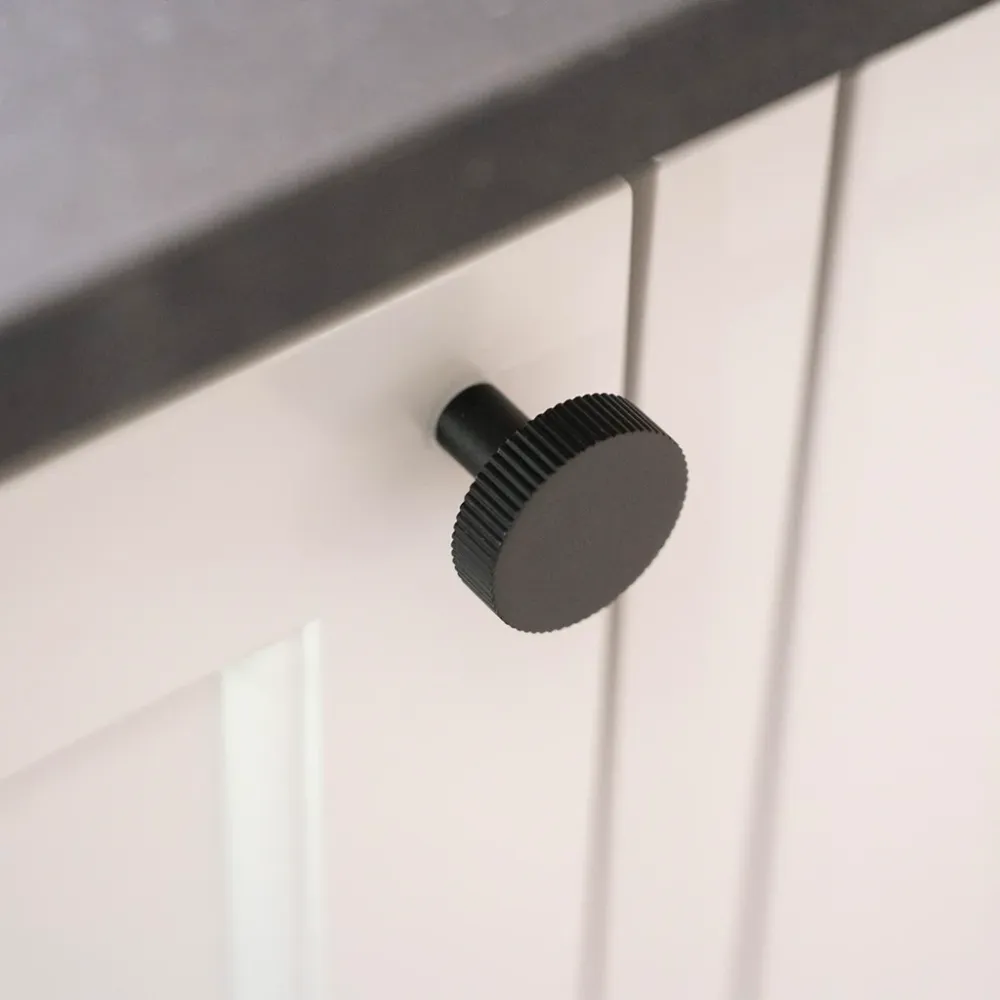 Møbelknop med linjeret design i sort - Langelinie • Chr. Jørgensen
