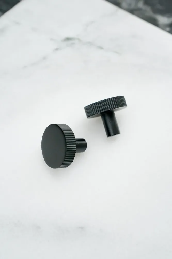 Møbelknop med linjeret design i sort - Langelinie • Chr. Jørgensen