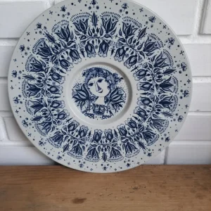 Bjørn Wiinblad. Platte med blåt motiv "Pigen i midten" 30 cm. #3057/1242