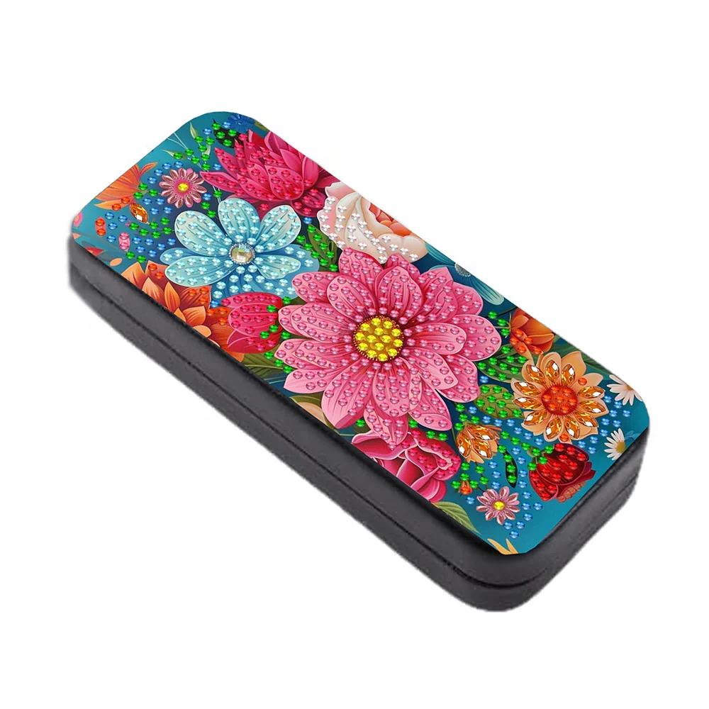 Brilleetui med en smukke og farverige blomster