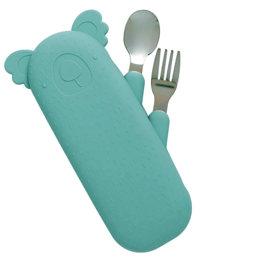 Cotton Cloud børnebordsbestik i Zoe Koala-etui i havgrøn