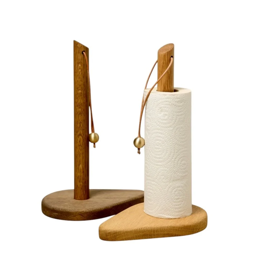 Køkkenrulleholder “Svanen” – massiv eg, læder og messing. Flat Cap Furniture