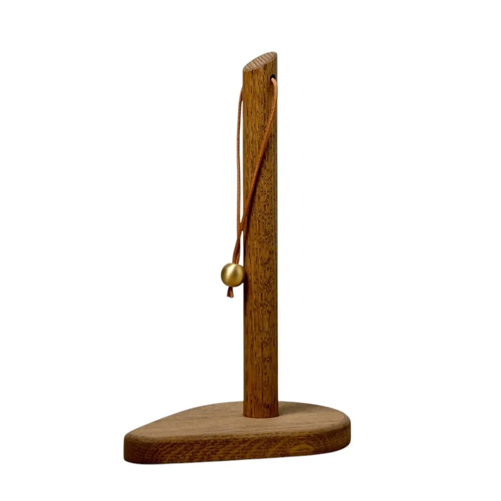 Køkkenrulleholder “Svanen” – massiv eg, læder og messing. Flat Cap Furniture