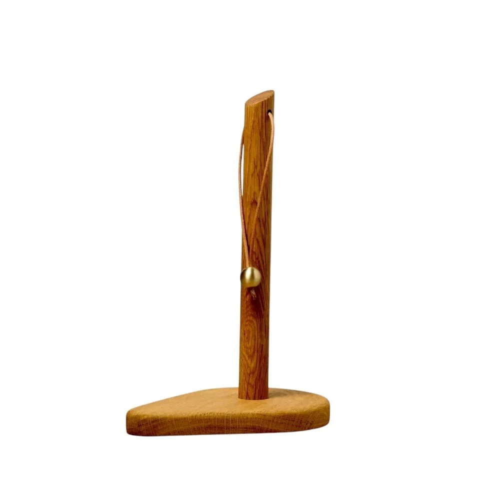 Køkkenrulleholder “Svanen” – massiv eg, læder og messing. Flat Cap Furniture