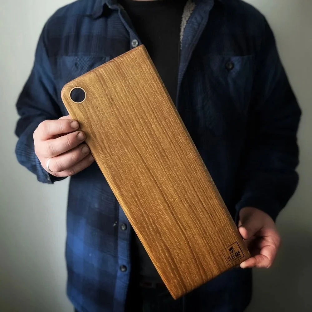 Lille serveringsbræt i massiv eg med messingsring 40x15 cm Flat Cap Furniture