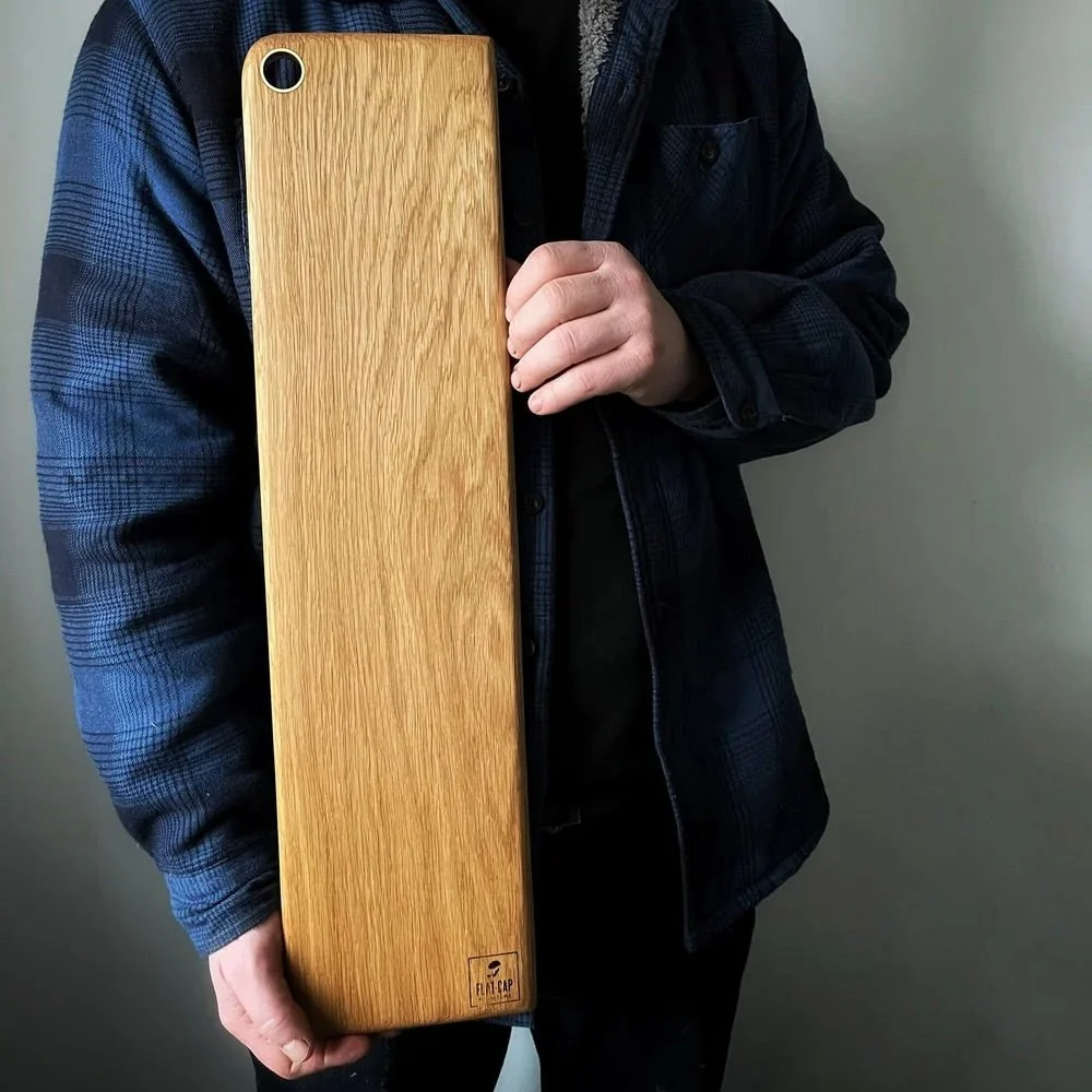 Serveringsbræt i massiv eg med messingsring 60x15 cm Flat Cap Furniture
