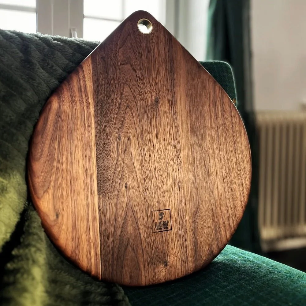 Tear Drop serveringsbræt Ø35 cm i massiv valnød med messingsring Flat Cap Furniture